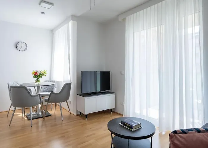 1br With Balcony, Urban Style By Hm