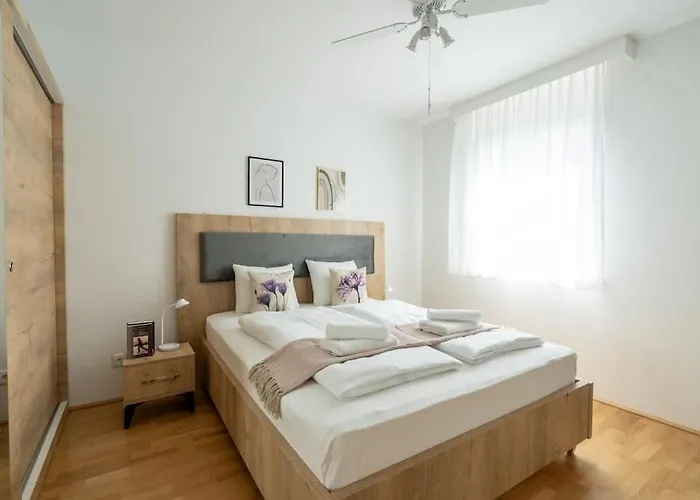 Апартаменти 1br With Balcony, Urban Style By Hm *