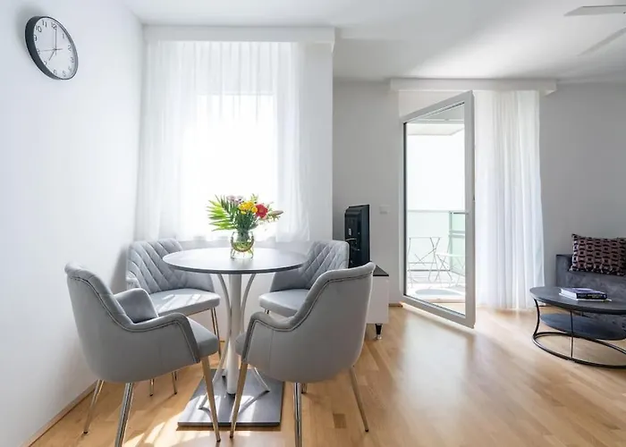 Апартаменти 1br With Balcony, Urban Style By Hm *