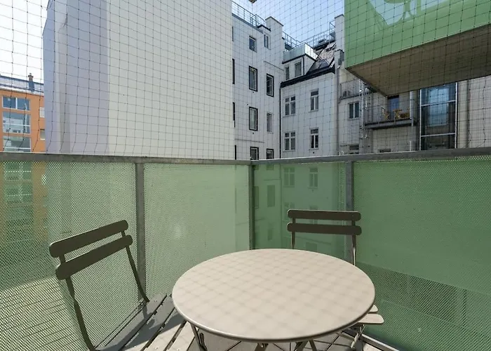 Апартаменти 1br With Balcony, Urban Style By Hm *